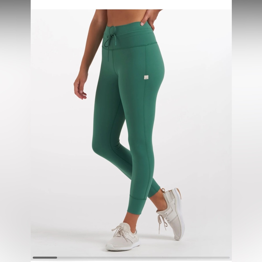 Vuori Daily Legging and Yosemite Bra. Color: Cactus Size small for both